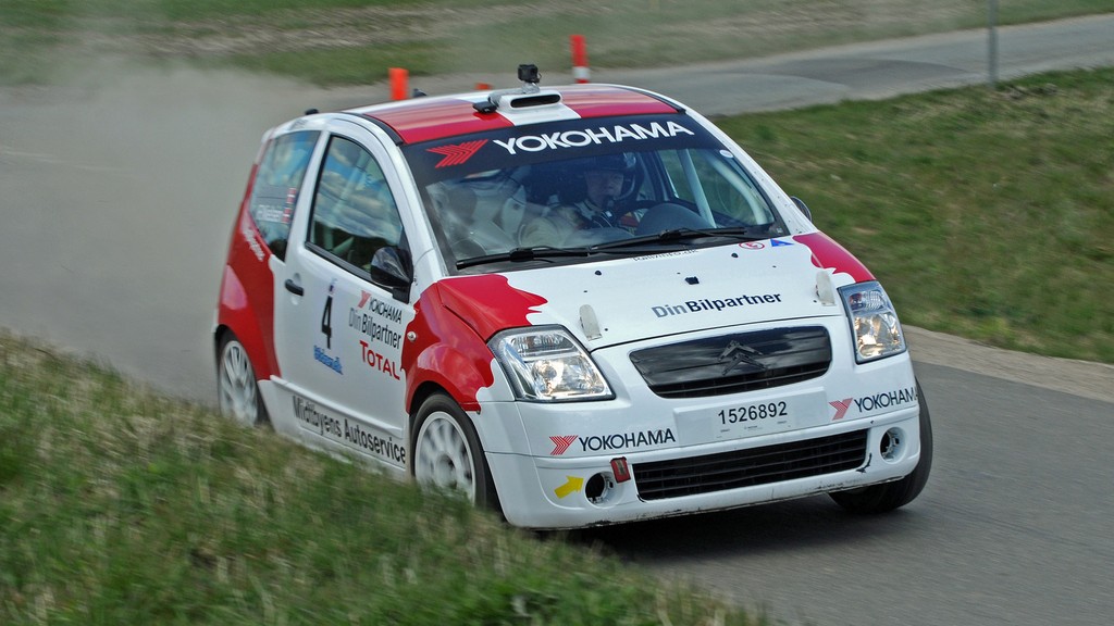 Frank Nielsen med datteren Frederikke runder et hjørne i Horsens Automobil & Motor Klubs 100-års jubilæumsrally
(Foto: rallypics.dk – Viggo Johansen)